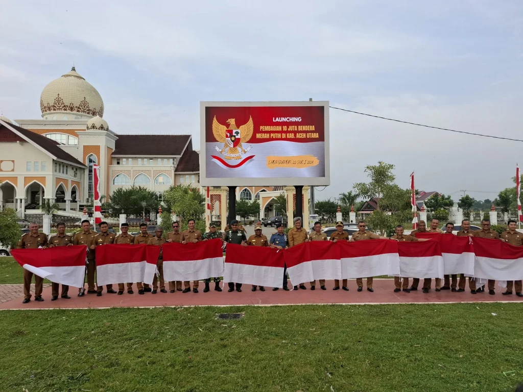Foto: Penjabat Bupati Aceh Utara Dr Mahyuzar, MSi, me-launching gerakan pembagian 10 juta bendera merah putih dalam rangka menyemarakkan peringatan HUT ke-79 Proklamasi Kemerdekaan RI tahun 2024