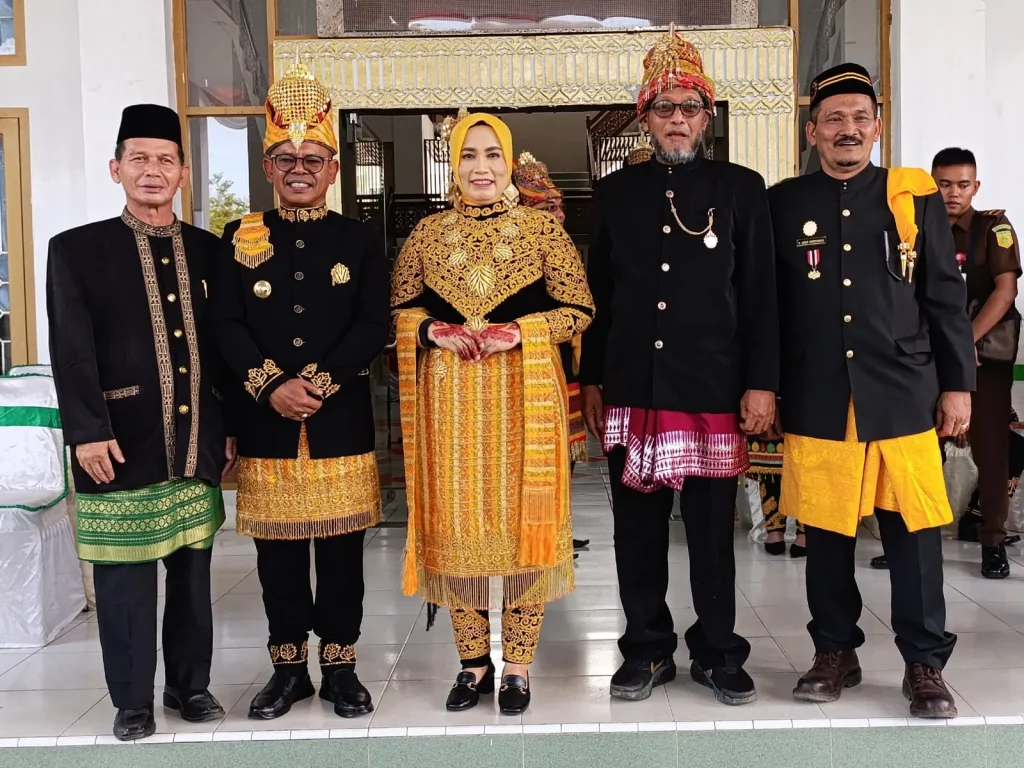 Foto: Pj Bupati Aceh Jaya dan Ketua TP PKK Aceh Jaya Mengenakan Baju Adat Aceh dalam peringatan HUT Aceh Jaya ke 22