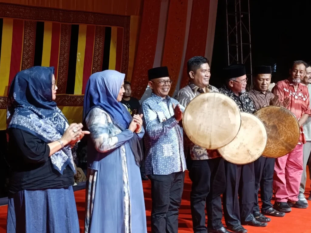 Foto: Pj. Bupati Aceh Jaya, Dr. A. Murtala., M.Si., membuka acara Piasan Raya dalam rangka memperingati Hari Ulang Tahun (HUT) ke-22 Kabupaten Aceh Jaya di Pasie Luwah, Calang
