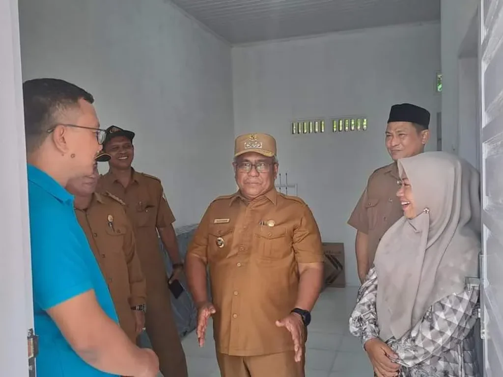 Foto: Penjabat Bupati Aceh Utara Dr Mahyuzar, MSi, meresmikan selesainya pembangunan rumah untuk warga miskin bantuan dari Baitul Mal Kabupaten Aceh Utara bekerja sama dengan Islamic Relief Australia.
