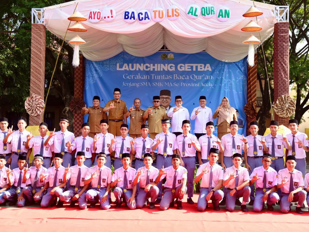 Foto: Penjabat Gubernur Aceh, Bustami, SE, M.Si.,  bersama Kakanwil Kemenag Aceh, Azhari, dan Kadis Pendidikan Aceh, Marthunis, melakukan Launching Gerakan Tuntas Baca Quran  jenjang SMK dan MAN se-Aceh di SMA 11 Banda Aceh, Selasa, 23/7/2024