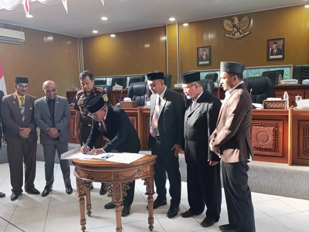Foto: penandatanganan berita acara persetujuan bersama terhadap "Rancangan Qanun Kabupaten Aceh Jaya Tahun 2024 Tentang Pertanggungjawaban Pelaksanaan APBK Aceh Jaya Tahun Anggaran 2023, Rancangan Qanun Kabupaten Aceh Jaya Tahun 2024 Tentang Rencana Pembangunan Jangka Panjang Kabupaten Aceh Jaya Tahun 2025-2045 Serta Penyampaian Rancangan Perubahan KUA Dan Rancangan Perubahan PPAS APBK Aceh Jaya Tahun Anggaran 2024