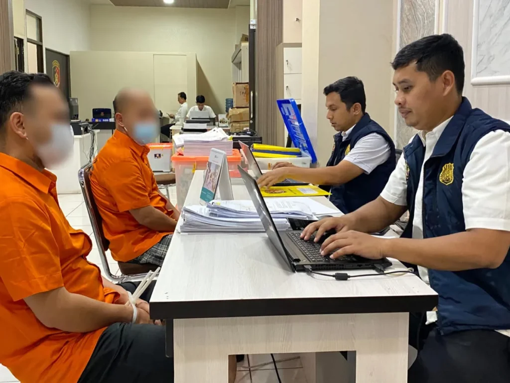 Foto: Penyidik Subdit 2 Tindak Pidana Fismondev Ditreskrimsus Polda Aceh menahan dua mantan pimpinan bagian kredit PT Bank Mandiri KCP Bener Meriah berinisial W (36) dan AW (35) karena diduga telah melakukan tindak pidana perbankan.