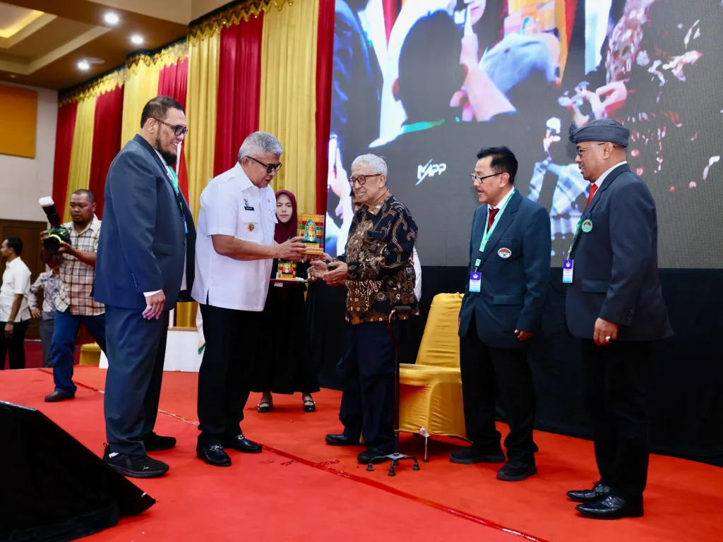 Foto: Pj Gubernur Aceh Bustami membuka  sekaligus Memberi Sambutan Selamat Datang pada Rapat Kerja Nasional Asosiasi Rumah Sakit Daerah Seluruh Indonesia  (ARSADA) Rabu 23 Juli 2024 di Gedung Amel convention Hall