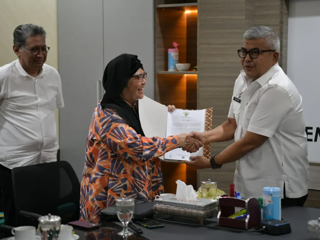 Foto: Pj. Gubernur Aceh, Bustami, SE. M. Si didampingi Asisten Administrasi Pimpinan Sekda Aceh, Dr. Iskandar AP dan SKPA Terkait Menerima Audiensi Tim Kemenko Marves, Kemendikbudristek dan Dikti, PFN dalam Pembuatan Film Animasi Keumalahayati di Pendopo Gubernur Aceh, Rabu, 24/07/2024.