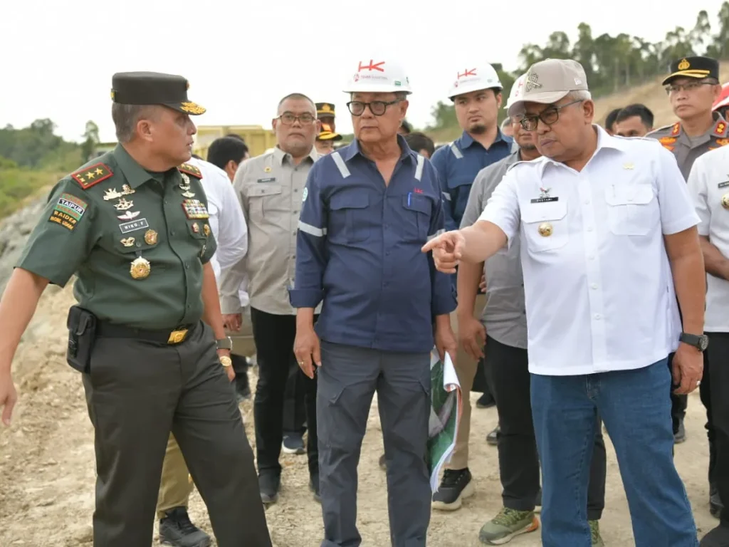 Foto: Pj. Gubernur Aceh, Bustami, SE. M. Si Bersama Pangdam IM, Mayjen TNI. Niko Fahrizal, M. Tr.(Han), Pj. Bupati Aceh Besar, Muhammad Iswanto, Pj. Bupati Pidie, Syamsul Azhar dan Kepala SKPA Terkait Serta Unsur Muspida Pidie Meninjau Progres Jalan Tol Sibanceh Lamtamot Padang Tiji, Rabu, 24/07/2024.