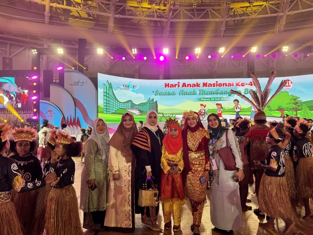 Foto:  Penjabat Ketua TP PKK Provinsi Aceh Mellani Subarni bersama dengan Ketua DWP Aceh Nurmanziah menghadiri acara kegiatan puncak Hari Anak Nasional (HAN) di Istora Papua Bangkit Kabupaten Jayapura, Papua, Selasa (23/07/2024) lalu.