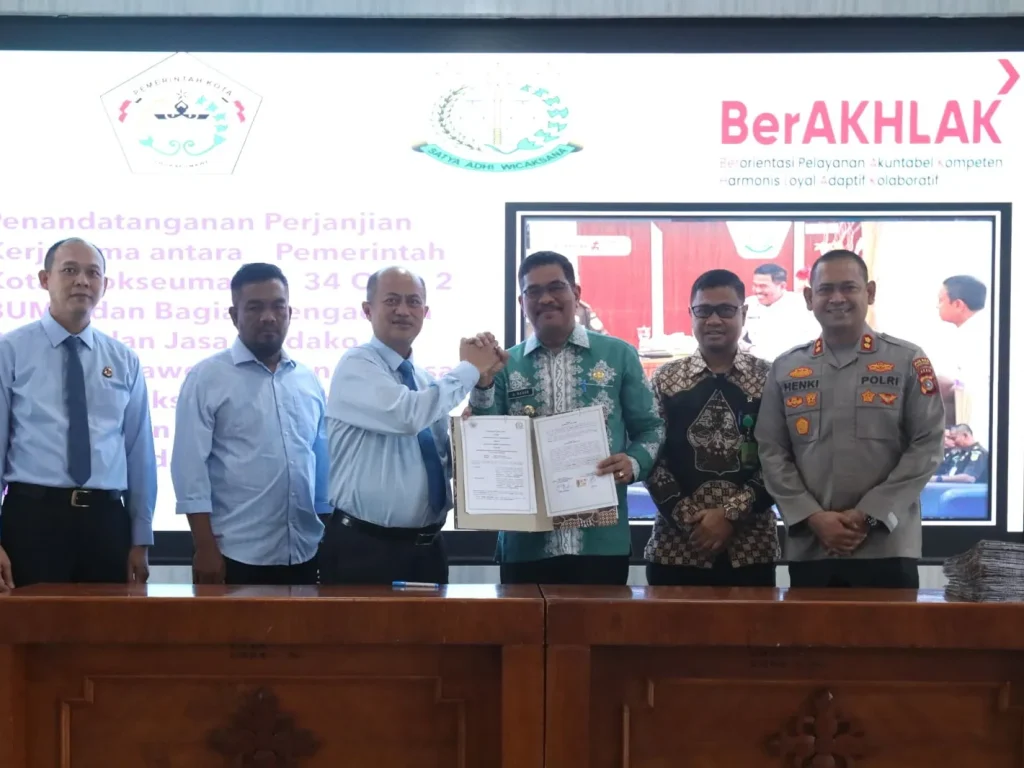 Foto: Pemerintah Kota Lhokseumawe pada Kamis (25/07/2024) melakukan penandatanganan perjanjian kerjasama dengan Kejaksaan Negeri Lhokseumawe dalam upaya meningkatkan penanganan masalah hukum di bidang perdata dan tata usaha negara. Acara yang berlangsung di Aula Setdako Lhokseumawe ini juga menandai pencanangan pembangunan zona integritas menuju wilayah bebas korupsi dan birokrasi bersih melayani di lingkungan pemerintah kota.