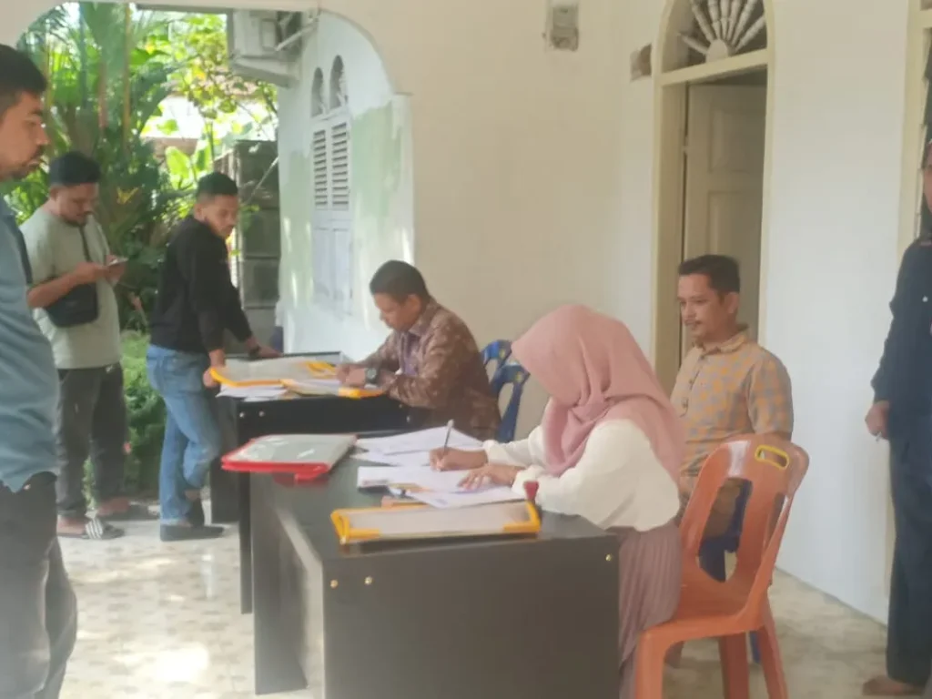 Foto: Hari pertama pendaftaran dibuka, sejumlah calon peserta mulai berdatangan ke sekretariat Panwaslih Aceh Utara untuk mendaftar. Tampak hadir salah satu anggota Panwaslih Provinsi Aceh, Muhammad, SE, AK, yang melakukan pemantauan