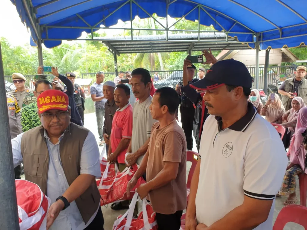 Pj Bupati Aceh Utara Dampingi Pj Gubernur Serahkan Bantuan untuk Korban Angin Kencang di gampong Blang Kecamatan Matangkuli Aceh Utara