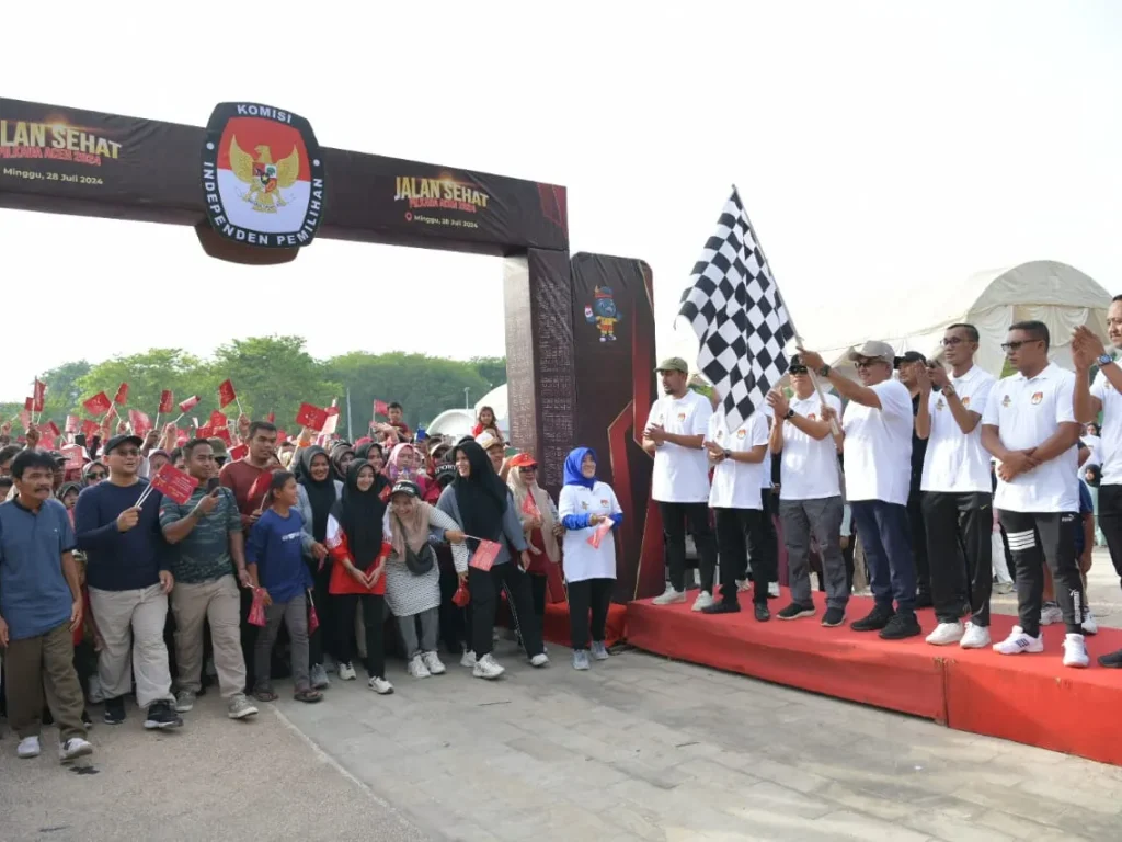 Foto:  Pj Gubernur Aceh Bustami, melepas ribuan peserta jalan sehat Pilkada Aceh 2024 yang digelar Komisi Independen Pemilihan (KIP) Aceh, di Taman Ratu Safiatuddin