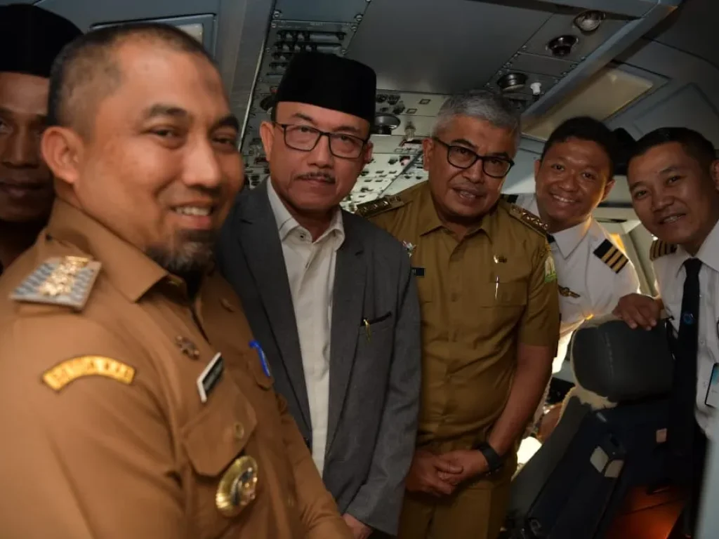 Foto: Pj. Gubernur Aceh, Bustami, SE. M. Si Bersama Pj. Bupati Aceh Besar, Muhammad Iswanto melakuakn Pelepasan Penerbangan Charter Umroh Aceh-Jeddah di VVIP Bandara Sultan Iskandar Muda, Blang Bintang, Senin, 29/07/2024.