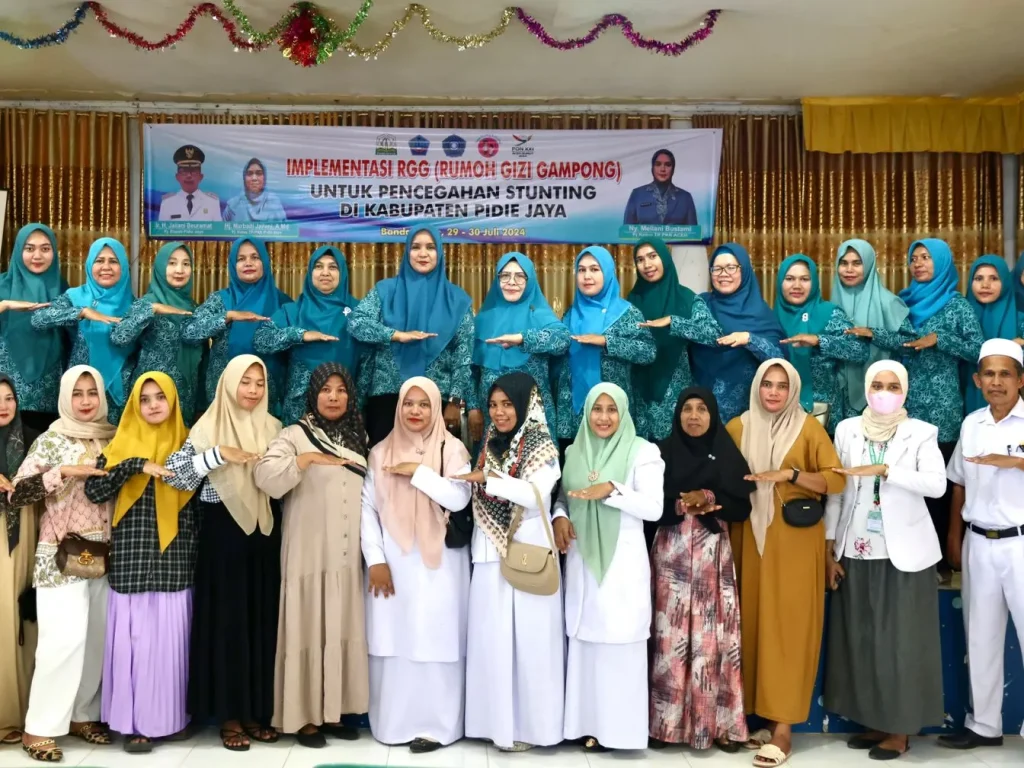 Foto:  Pj Ketua PKK Aceh, Mellani Subarni, mendorong upaya penurunan stunting di Kabupaten Pidie Jaya, melalui Implementasi Rumoh Gizi Gampong (RGG) yang berlangsung di Kantor Camat Bandar Baru, Pidie Jaya