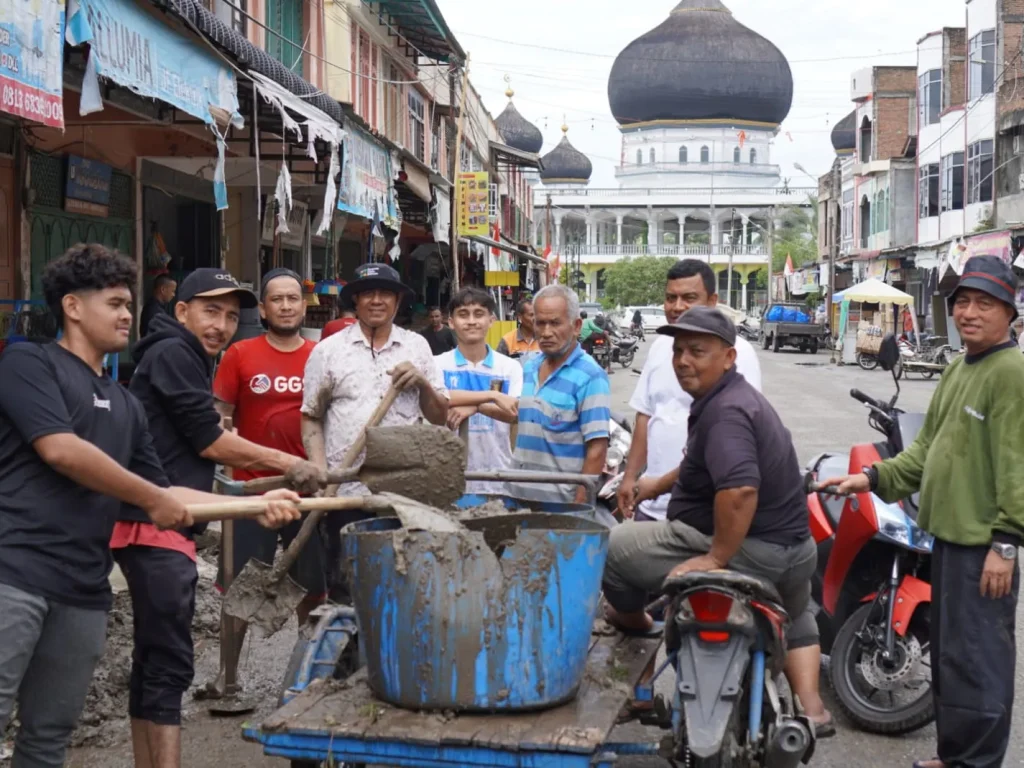 Foto: Geuchik Gampong Keude Matangkuli, H Ibnu Sakdan didampingi Ketua Tuha Peut Zulfadli Hasan serta masyarakat