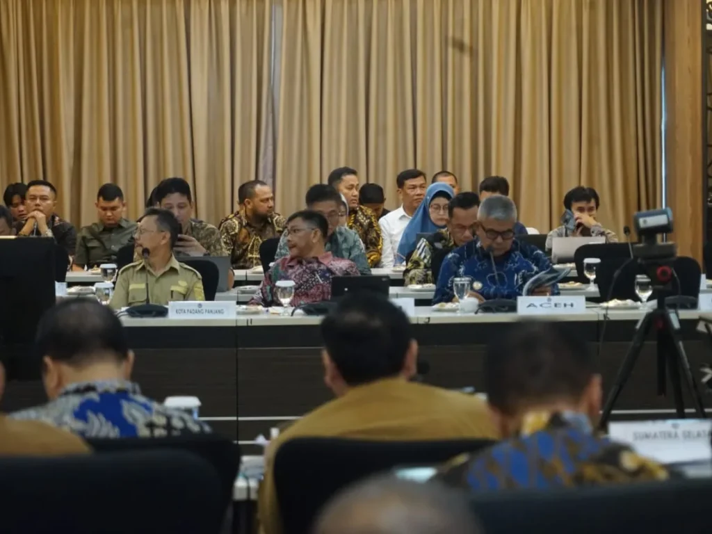 Foto: Penjabat Gubernur Aceh Bustami Hamzah, SE.,MSi menghadiri Rapat Koordinasi Upaya Percepatan Penghapusan Kemiskinan Ekstrem 2024 Regional Sumatera di Kementerian Koordinator Bidang Pembangunan Manusia dan Kebudayaan (Kemenko PMK) Republik Indonesia (RI), Selasa 5 Agustus 2024.