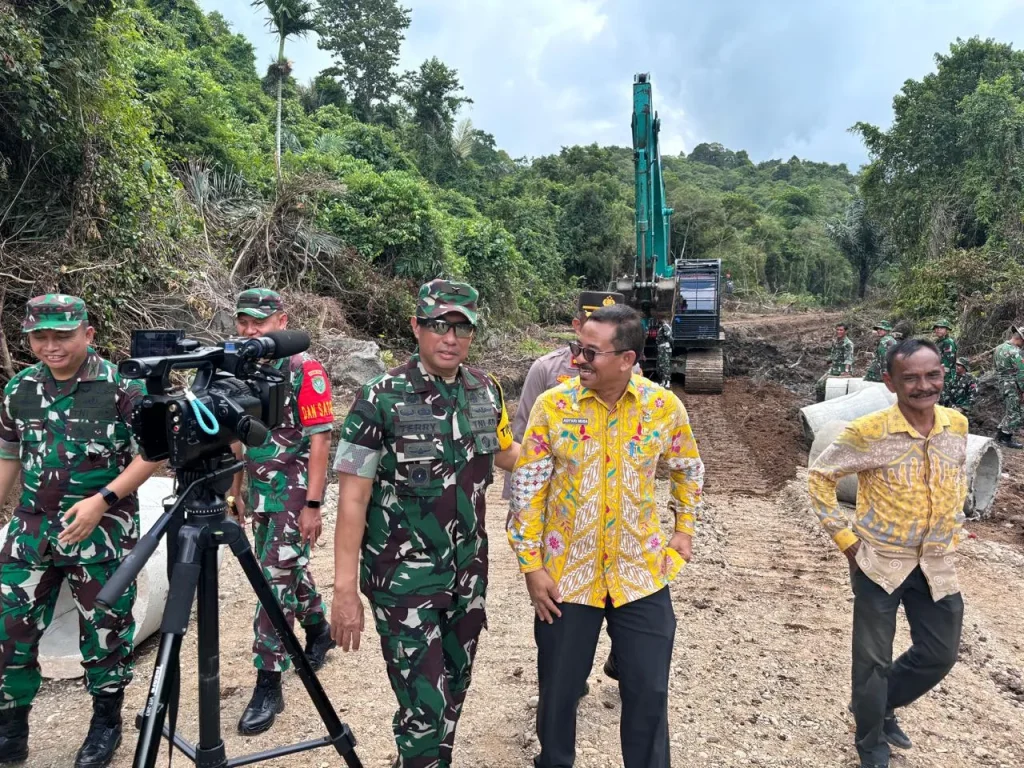 Foto: Plh. Sekda Aceh Jaya, Asy'ari, SE., M.Si., menerima kunjungan kerja dari Staf Penanggung Jawab Operasional (PJO) TMMD, Brigjen TNI Terry Tresna Purnama, S.I.Kom, dalam rangka melaksanakan kegiatan Pengawasan dan Evaluasi (Wasev) TMMD ke-121 Tahun Anggaran 2024. Kegiatan ini berlangsung di Desa Panton Makmur, Kecamatan Jaya, pada hari Rabu, 8 Agustus 2024.
