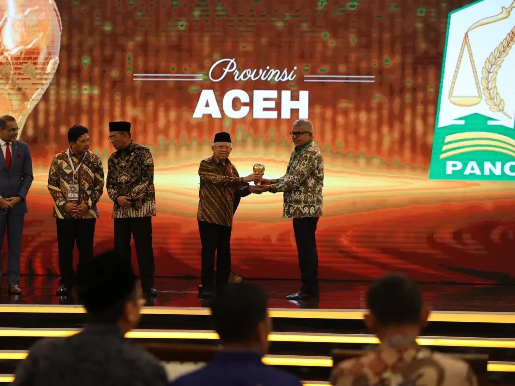 Foto: Wakil Presiden Republik Indonesia Prof. Dr. (H.C.) K.H. Ma’ruf Amin menyerahkan penghargaan  kepada Penjabat Gubernur Aceh Bustami Hamzah, di The Krakatau Grand Ballroom, Taman Mini Indonesia Indah, Jakarta, Kamis (08/08/2024).