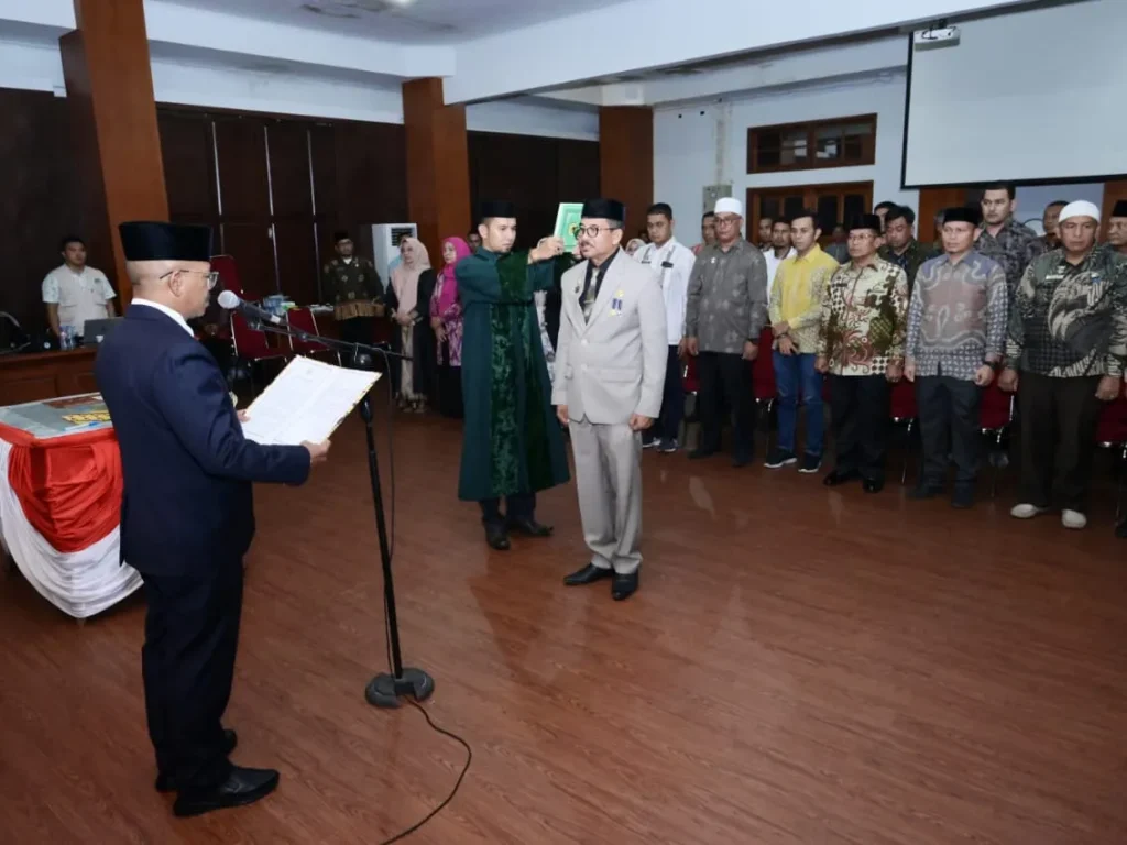 Foto: Penjabat Bupati Aceh Jaya  Dr. A. Murtala., M.Si , resmi melantik Asy'ari, SE., M.Si sebagai Penjabat Sekretaris Daerah Kabupaten Aceh Jaya di Aula Lantai III Setdakab Aceh Jaya pada Jum'at malam, 9 Agustus 2024