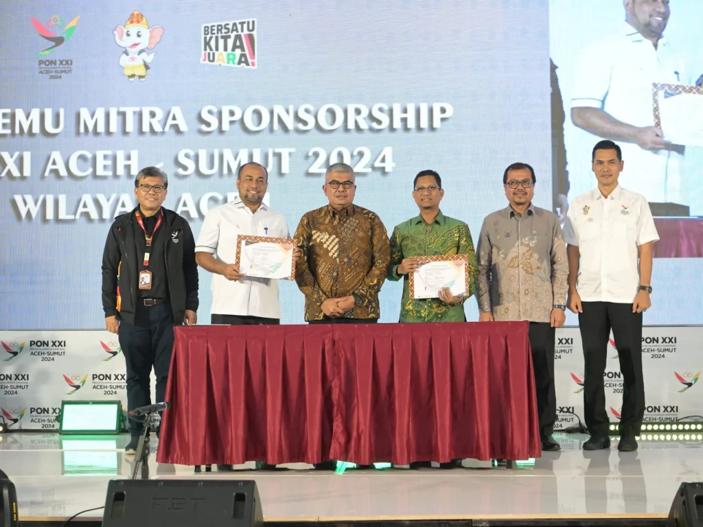 Foto: Penjabat Gubernur Aceh Bustami Hamzah, menandatangani perjanjian kerjasama sponsorship dengan PT Bank Aceh Syariah dan Bank Syariah Indonesia, pada  Malam Pertemuan Mitra Sponsorship Pekan Olahraga Nasional (PON) XXI 2024 Aceh Sumut Wilayah Aceh, di Ballroom Hermes Palace Hotel, Sabtu (10/8/2024) malam.