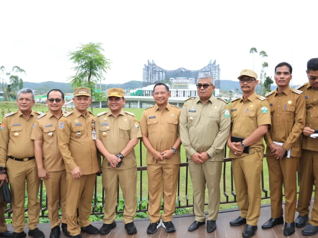 Foto; Penjabat Gubernur Aceh, Bustami Hamzah melakukan foto bersama seluruh gubernur se Indonesia di Ibu Kota Nusantara, Selasa, 13 Agustus 2024. (Foto: istimewa)