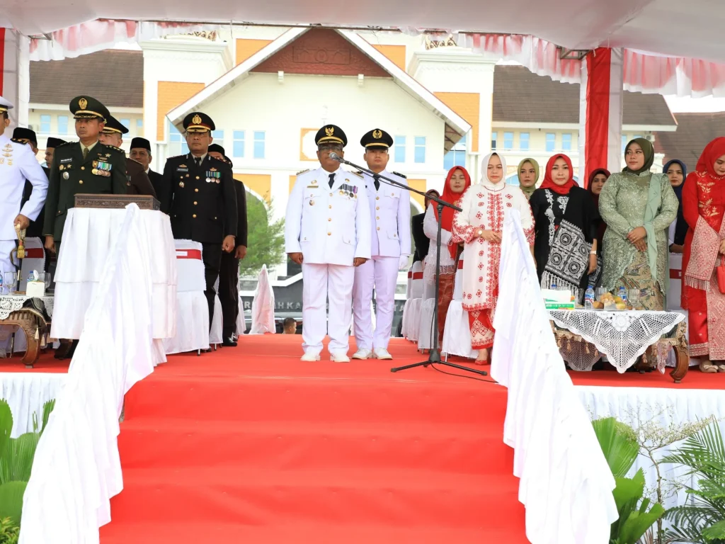 Foto: Penjabat Bupati Aceh Utara Dr Mahyuzar, MSi, bertindak sebagai inspektur upacara (Irup) pada upacara pengibaran bendera merah putih memperingati HUT ke-79 Proklamasi Kemerdekaan RI di Lapangan Landing, Lhoksukon, Sabtu pagi, 17 Agustus 2024.