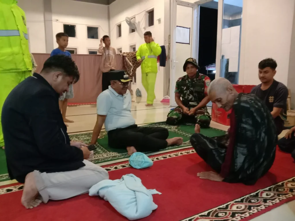 Foto: | Penjabat (PJ) Bupati Aceh Jaya, Dr. A. Murtala, M.Si., didampingi Kepala Pelaksana Badan Penanggulangan Bencana Kabupaten (BPBK) Aceh Jaya, Camat Jaya, beserta unsur Forkompimcam Jaya, mengunjungi posko banjir yang didirikan di Gampong Sapek, Kecamatan Jaya, pada Minggu malam (19/8).