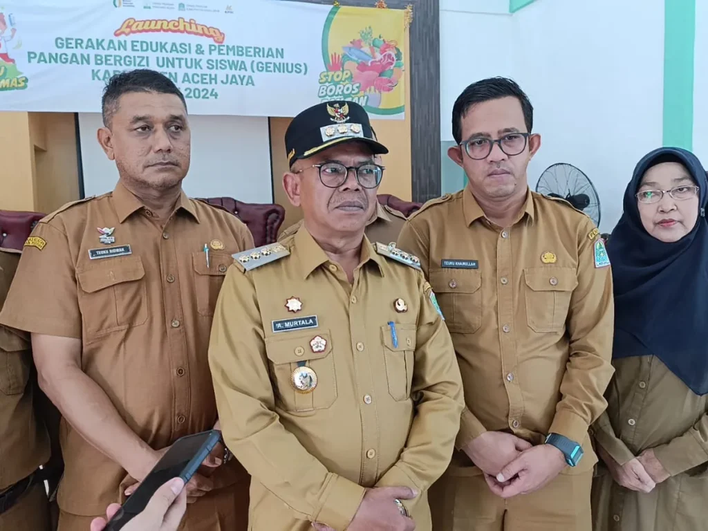 Foto: Pj.) Bupati Aceh Jaya, Dr. A. Murtala, M.Si., resmi meluncurkan secara simbolis program Gerakan Edukasi dan Pemberian Pangan Bergizi untuk Siswa (Genius) di SD Negeri 3 Calang