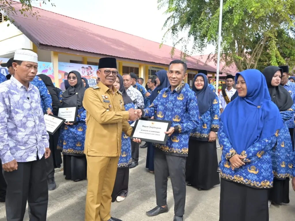 Foto: Pj. Bupati Aceh Jaya, Dr. A. Murtala., M.Si., menjadi inspektur pada Upacara Peringatan Hari Pendidikan Daerah (Hardikda) ke-65 Kabupaten Aceh Jaya yang berlangsung di SMP Negeri Unggul Calang pada Senin, 2 September 2024.