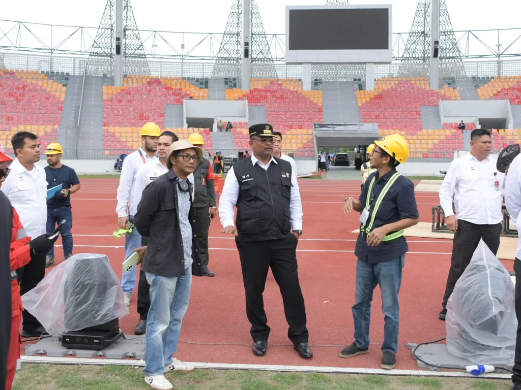 Foto: Pj Gubernur Aceh, Dr. H. Safrizal ZA, M.Si, melakukan inspeksi mendadak (sidak) guna meninjau persiapan opening ceremony PON XXI Aceh-Sumut di Stadion Harapan Bangsa (SHB), Senin, (2/9/2024).
Pukul 17.00 sd 18.00