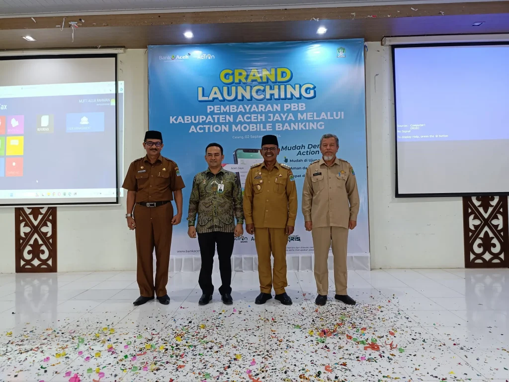 Foto: Pj. Bupati Aceh Jaya, Dr. A. Murtala, M.Si., meresmikan meluncurkan fitur pembayaran Pajak Bumi dan Bangunan (PBB) melalui Action Mobile Banking di Aula Dinas Kesehatan Aceh Jaya pada hari Senin, 02 September 2024. Peluncuran ini merupakan langkah penting dalam upaya digitalisasi pelayanan publik di Kabupaten Aceh Jaya.