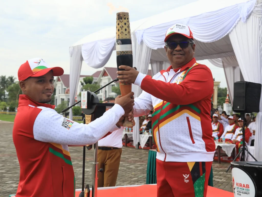 Foto: Penjabat Bupati Aceh Utara Dr Mahyuzar, MSi, memimpin upacara penyambutan kirab api Pekan Olahraga Nasional (PON) XXI Tahun 2024 Aceh-Sumut, berlangsung di lapangan upacara Landing Kecamatan Lhoksukon, Selasa, 3 September 2024.