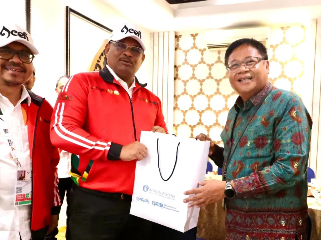 Foto: Penjabat Gubernur Aceh, Dr. H. Safrizal ZA, M.Si, didampingi Plh Sekretaris Daerah Aceh, Azwardi AP, M.Si.,Menerima audiensi Kepala Perwakilan Bank Indonesia Provinsi Aceh, di Hermes Hotel Banda Aceh, Rabu, 4/9/2024
