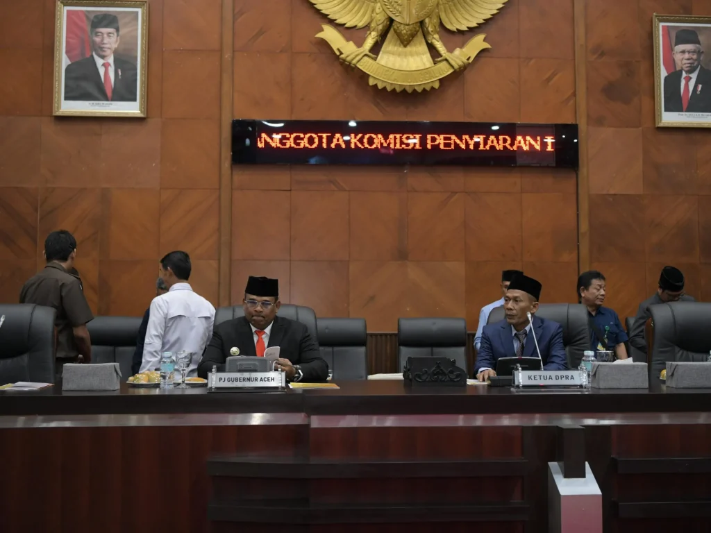 Foto: Pj. Gubernur Aceh, Dr. H. Safrizal ZA mengikuti rapat paripurna Rancangan Kerja Tahunan (RKT) di gedung utama DPRA, rabu, 04/09/2024