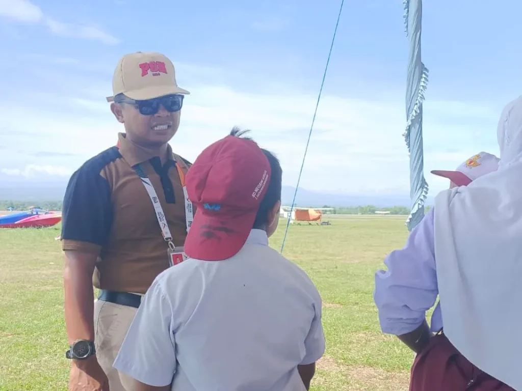 Foto: Ratusan murid SD Yapena Arun Lhokseumawe melakukan nonton bareng (Nobar) dengan mengunjungi venue pertandingan cabang olahraga aerosport terbang layang Pekan Olahraga Nasional (PON) XXI Aceh - Sumut, di Bandara Malikussaleh Kabupaten Aceh Utara, Senin pagi, 9 September 2024.