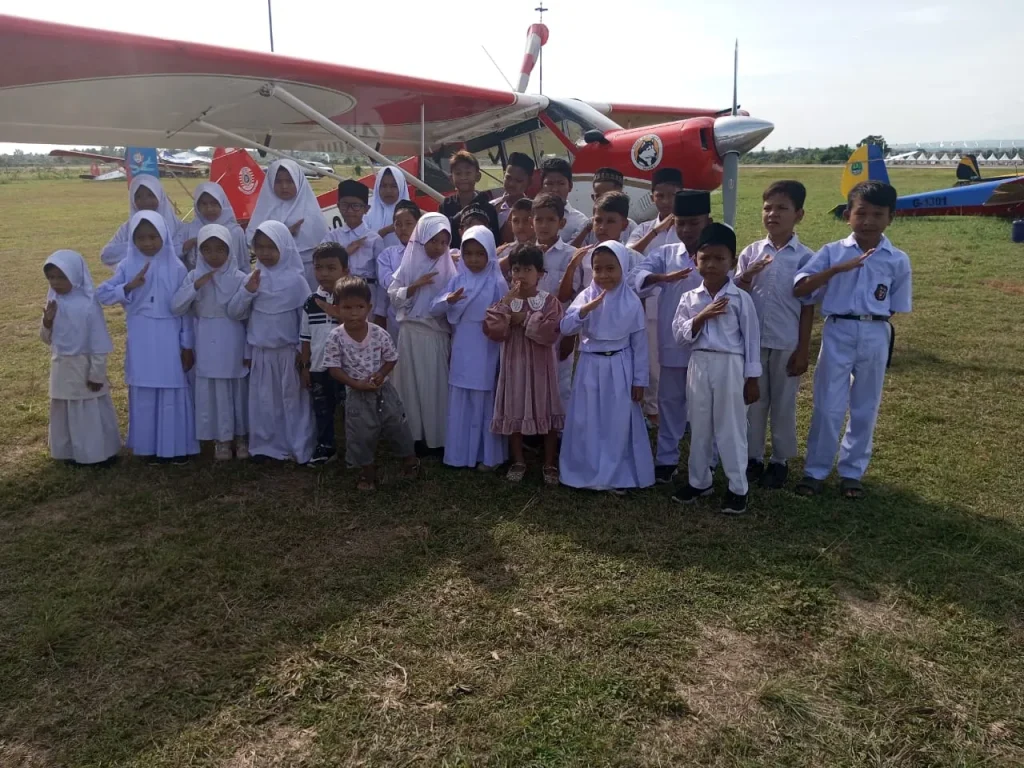 Foto: Ratusan pelajar dari sejumlah sekolah memadati Venue arena pertandingan cabor terbang layang PON XXI Aceh - Sumut di Bandara Malikussaleh Kabupaten Aceh Utara, Selasa, 10 September 2024.