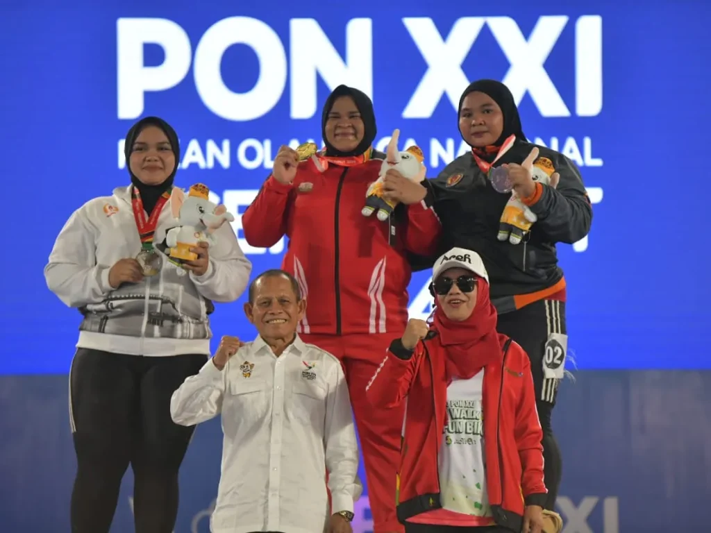 Foto: Medali Emas untuk Nurul Akmal meraih Juara Pertama Pada Final Cabor Angkat Besi Putri +87Kg PON XXI/2024 diKomplek Stadion Harapan Bangsa, Selasa, 10/09/2024.