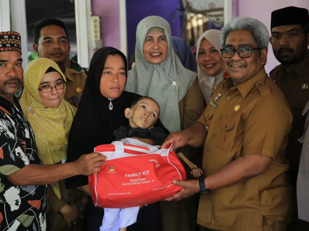 Foto: enjabat Bupati Aceh Utara, Dr. Drs. Mahyuzar, M.Si, mengunjungi rumah M Khalis Muktadam, seorang anak berusia 12 tahun yang menderita stunting, di Gampong Cot Patisah, Kecamatan Seunuddon, pada Selasa, 10 September 2024.