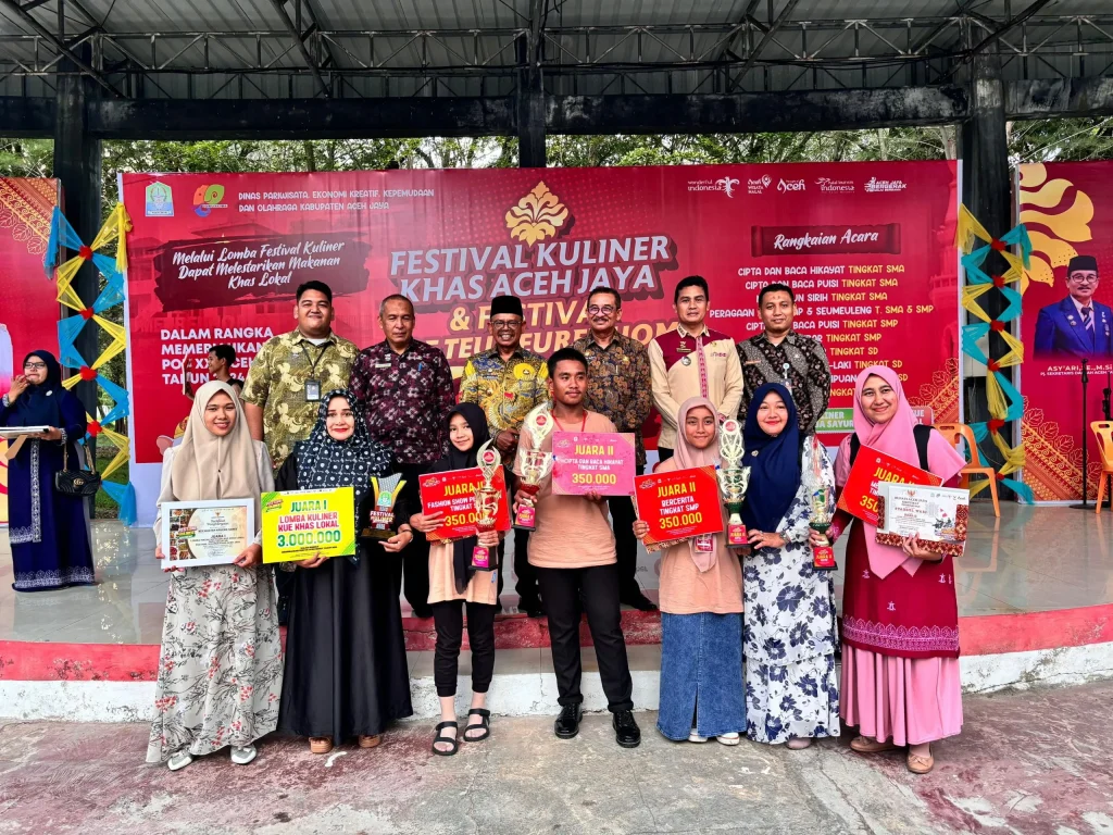 Foto:  Pj. Bupati Aceh Jaya, Dr. A. Murtala, M.Si., secara resmi menutup rangkaian acara Festival Kuliner Khas Aceh Jaya dan Festival Poe Teumeureuhom Daya Kabupaten Aceh Jaya Tahun 2024 di Taman Memorial Tsunami, Calang, pada Kamis, 12 September 2024.