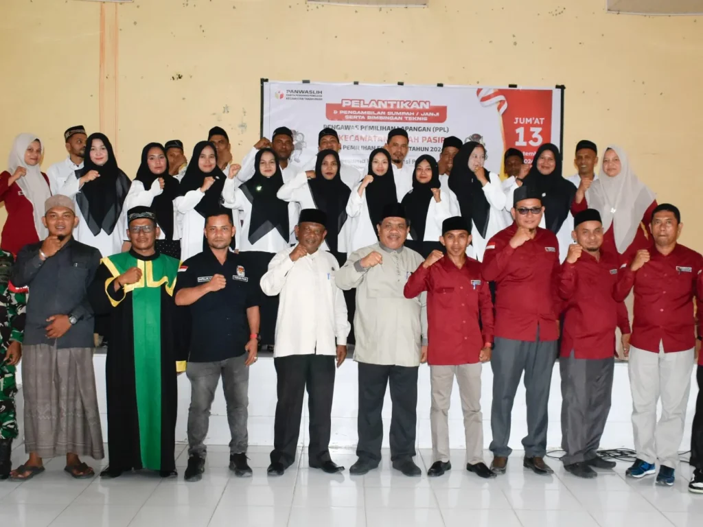 Foto: Panitia Pengawas Pemilihan (Panwaslih) Kabupaten Aceh Utara menekankan kepada Pengawas Pemilihan Lapangan (PPL) untuk bekerja penuh waktu dalam persiapan Pemilihan Kepala Daerah (Pilkada) serentak tahun 2024. Pernyataan ini disampaikan oleh Ketua Panwaslih Aceh Utara, Sudirman, pada pelantikan anggota PPL di Kecamatan Lhoksukon dan Matangkuli, Jumat, (13/9/2024).