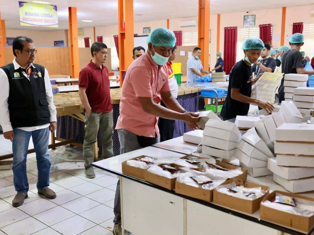 Foto: Plh sekda Aceh Azwardi selaku ketua harian PB PON XXI Aceh-Sumut, Meninjau kesiapan Konsumsi di SMK 3 Banda Aceh , Minggu 15 September 2024