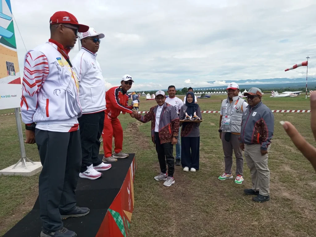 Foto: Anggota DPD RI asal Aceh H Sudirman, SE, alias Haji Uma turut menghadiri Upacara Penghormatan Pemenang (UPP) cabor terbang layang PON XXI Aceh - Sumut, dan berkenan mengalungkan medali kepada para pemenang, Senin, 16 September 2024.
