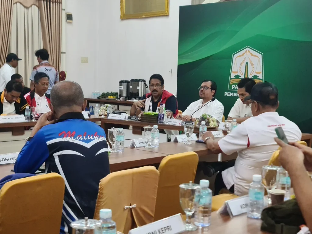 Foto: Plh Sekda Aceh yang juga Ketua Harian PB PON, Azwardi, memimpin rapat para perwakilan CDM seluruh provinsi dengan PB PON XXI wilayah Aceh, di Rumah Dinas Wakil Gubernur Aceh, Senin, (16/09/2024).