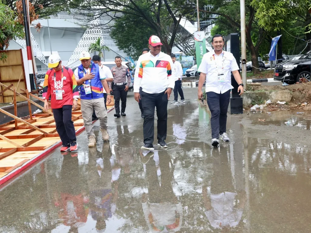 Foto Penjabat Gubernur Aceh Dr. H. Safrizal ZA, M.Si., meninjau Cabor Tenis untuk memastikan kelanjutan pertandingan usai dilanda angin dan hujan deras, di Komplek Stadion Harapan Bangsa, Banda Aceh, Selasa, 17/9/2024