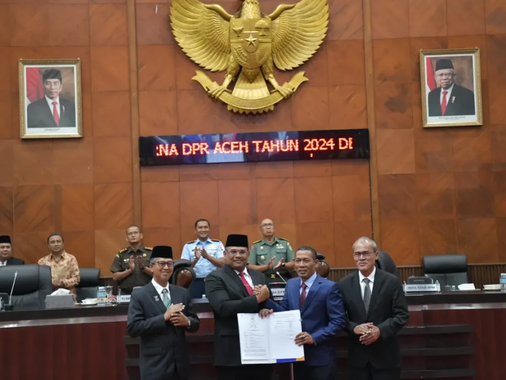 Foto: Pj Gubernur Aceh, Safrizal bersama Ketua DPR Aceh Zulfadhli, menandatangani nota kesepakatan bersama KUA dan PPAS  Tahun Anggaran 2025 dalam rapat paripurna di Gedung DPRA, Selasa, (17/9/2024) malam.