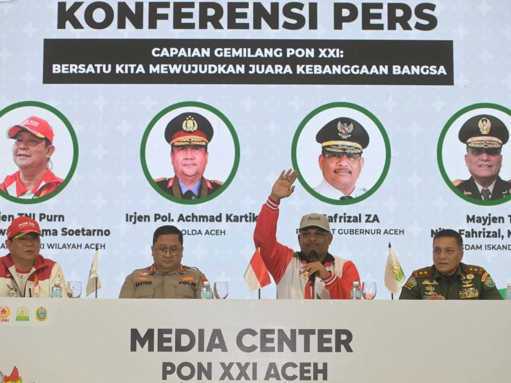 Foto: Penjabat Gubernur Aceh Dr. H. Safrizal ZA, M.Si.,bersama Pangdam IM, Kapolda Aceh, dan Panwasrah PON XXI Wilayah Aceh, melakukan kompres tentang capaian palaksanaan PON XXI/2024 Wilayah Aceh, di Hermes Hotel Banda Aceh, Rabu, 18/9/2024