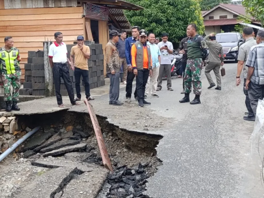 Foto: Pj. Bupati Aceh Jaya, Dr. A. Murtala, M.Si., melakukan peninjauan langsung terhadap kerusakan jalan lintas masyarakat yang terdampak banjir di Gampong Rambong Payong, Kecamatan Teunom, Kamis (19/9/2024)
