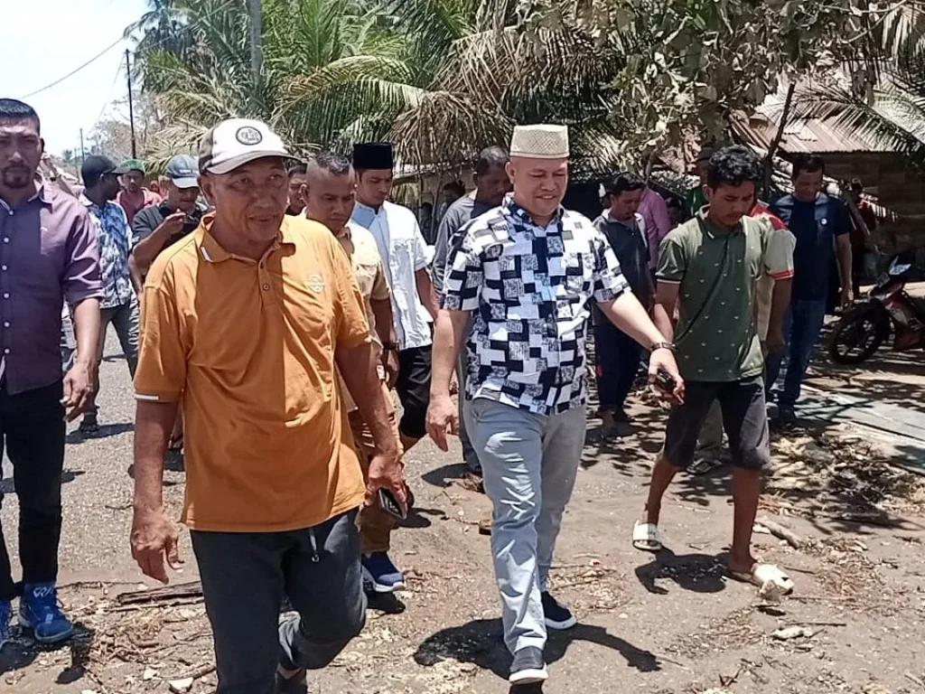 Foto: Anggota DPRA dari Partai Aceh H. Ismail A Jalil, SE.,MM (Ayah Wa, Anggota DPRK Aceh Utara Tgk. Razali Juned (Tgk. Jeunib), Tgk. Meulaboh, serta Plt. Dinas PUPR Aceh Utara Ir. Jafar,ST turun langsung kelokasi