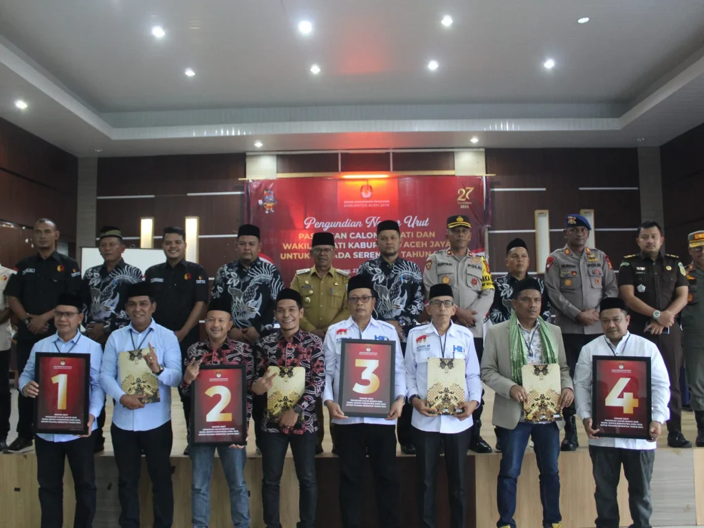 Foto:  Pj. Bupati Aceh Jaya, Dr. A. Murtala, M.Si., menghadiri acara pengundian nomor urut pasangan Calon Bupati dan Wakil Bupati Kabupaten Aceh Jaya untuk Pilkada serentak 2024 di Aula DPMPKB Aceh Jaya