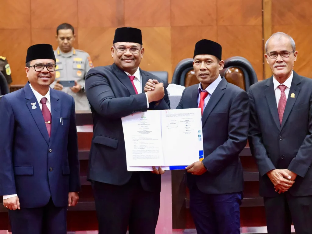 Foto: Penjabat Gubernur Aceh, Dr. H. Safrizal ZA, M.Si., didampingi Plh Sekretaris Daerah Aceh, Azwardi AP, M.Si., menghadiri Rapat Paripurna DPR Aceh Tahun 2024 dengan agenda Penandatanganan Nota Kesepakatan Bersama Terhadap Rancangan Perubahan KUA dan PPAS Tahun 2024, di Gedung Utama DPRA, Senin, 23/9/2024.