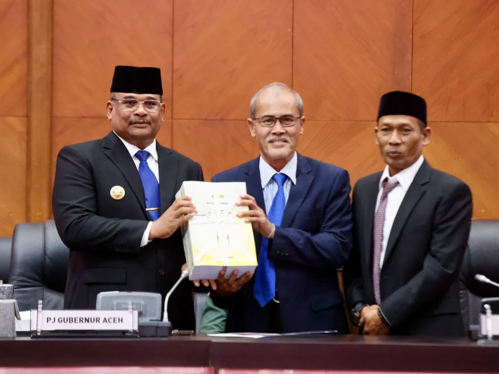 Foto: Penjabat Gubernur Aceh, Dr. H. Safrizal ZA, M.Si., menghadiri Rapat Paripurna DPR Aceh tahun 2024 dengan Agenda Penyampaian Nota Keuangan dan Rancangan Qanun Aceh Tentang Perubahan APBA Tahun Anggaran 2024, di Gedung Utama DPRA, Rabu, 25/9/2024